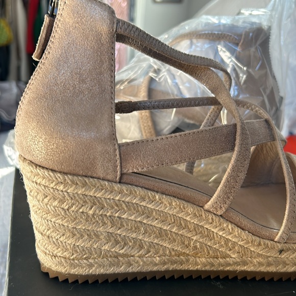 Never worn Gold Eileen Fisher Wedge size 8.5 - Picture 3 of 5